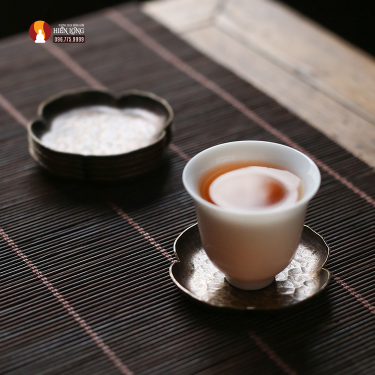 Đế lót tách trà đồng thau dáng hoa Thu Hải Đường, chạm khắc thủ công tinh xảo