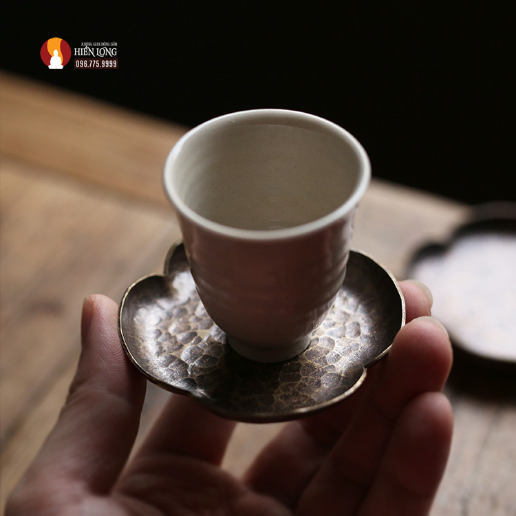 Đế lót tách trà đồng thau dáng hoa Thu Hải Đường, chạm khắc thủ công tinh xảo