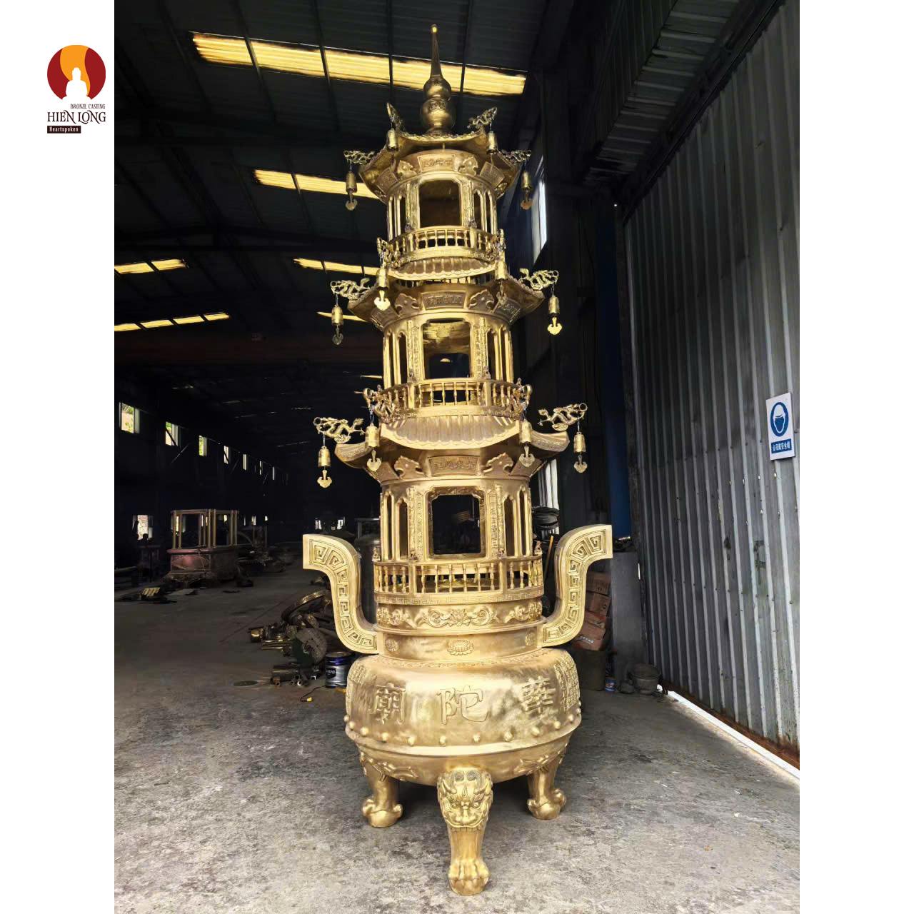 Lư hương bảo tháp nhiều tầng cỡ lớn đặt trước chính điện bằng đồng đỏ mẫu 1