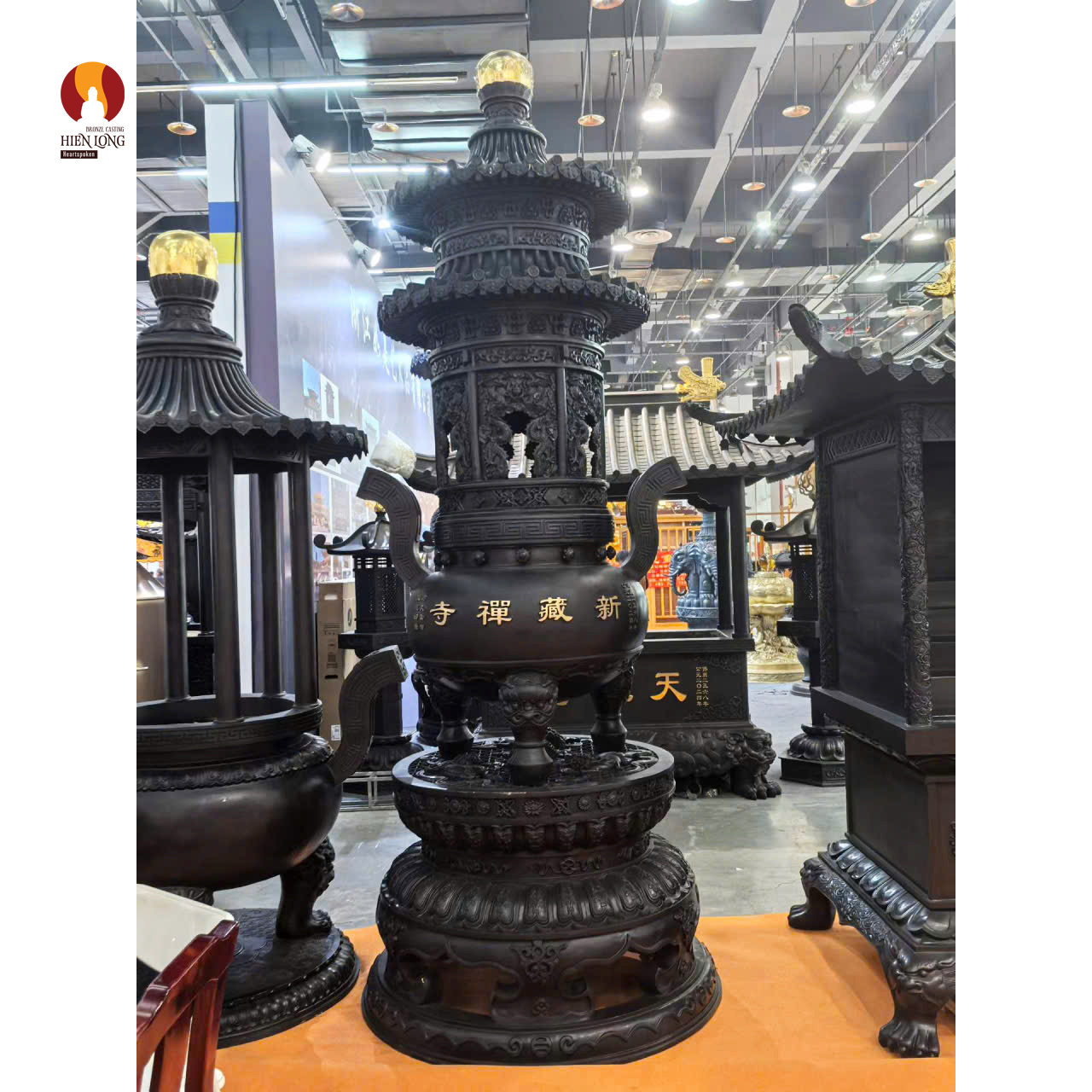 Lư hương bảo tháp nhiều tầng cỡ lớn đặt trước chính điện bằng đồng đỏ mẫu 1