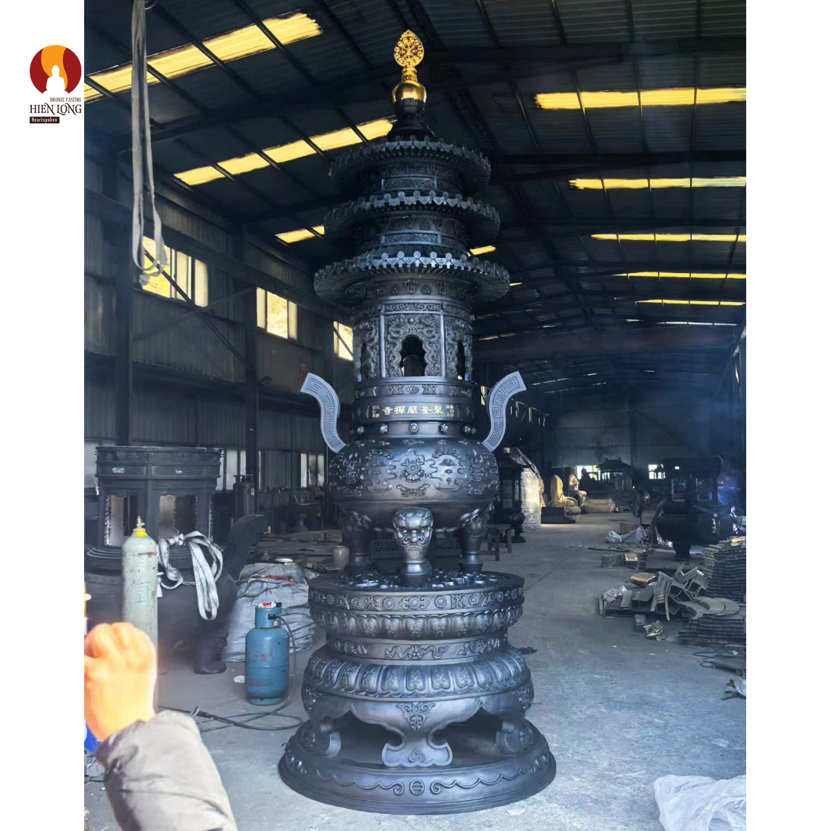 Lư hương bảo tháp nhiều tầng cỡ lớn đặt trước chính điện bằng đồng đỏ mẫu 1