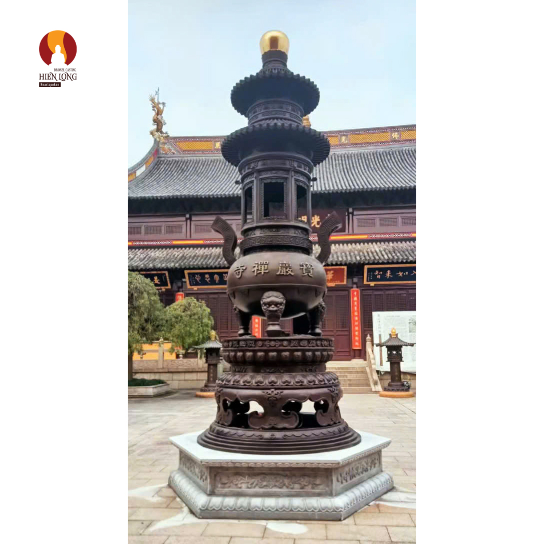 Lư hương bảo tháp nhiều tầng cỡ lớn đặt trước chính điện bằng đồng đỏ mẫu 1