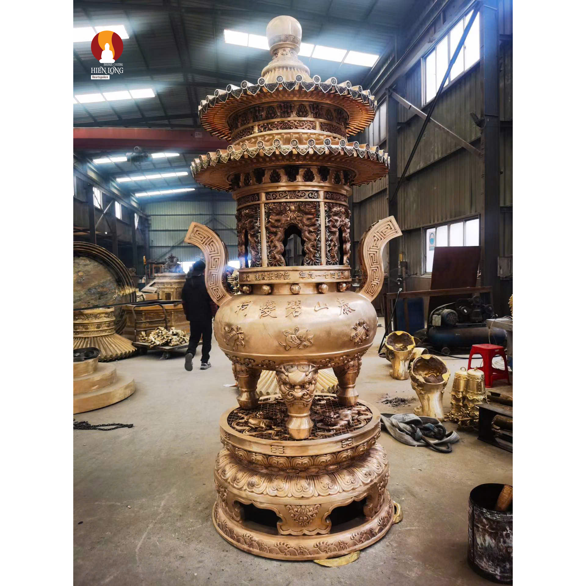 Lư hương bảo tháp nhiều tầng cỡ lớn đặt trước chính điện bằng đồng đỏ mẫu 2