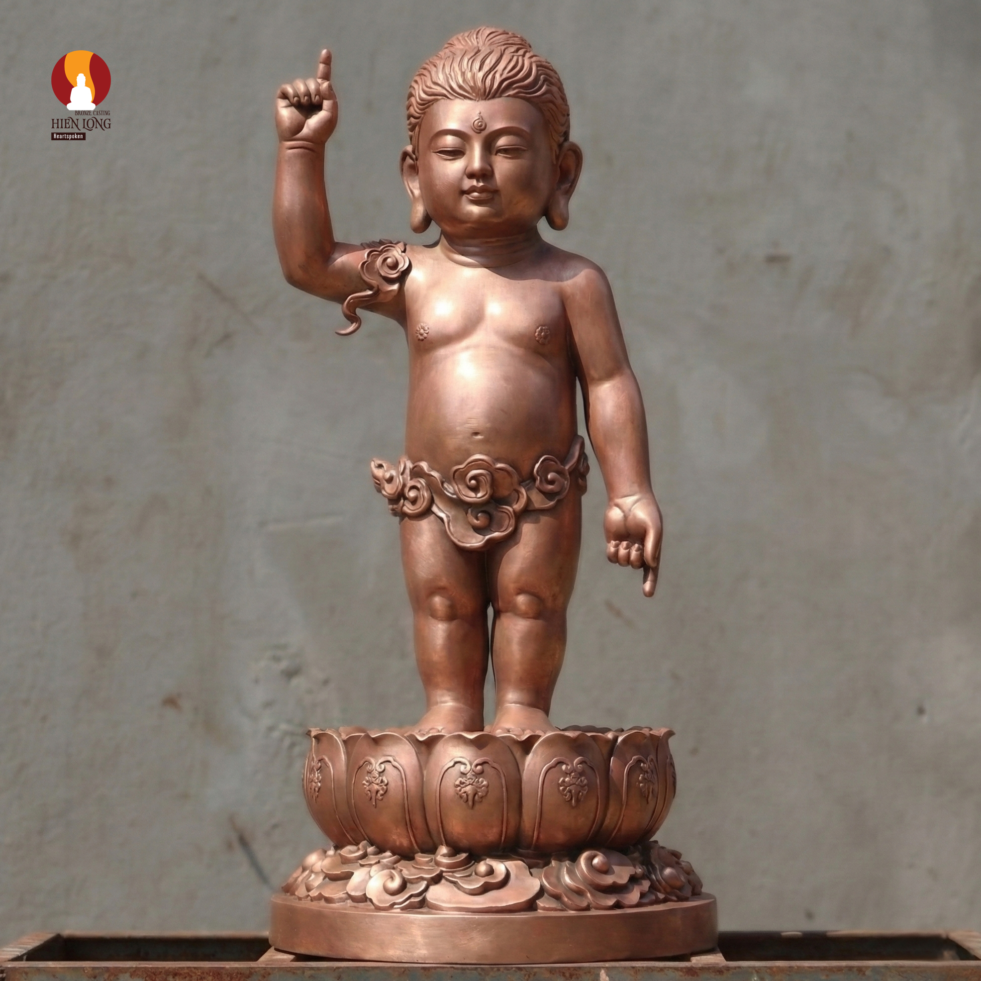 Tượng Phật đản sinh trong Chùa, đồng đỏ phủ sơn bảo vệ