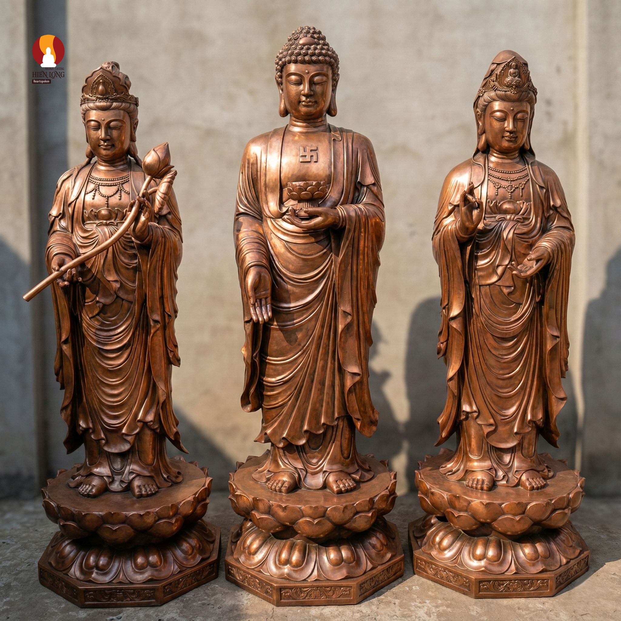 Bộ tượng Tây Phương Tam Thánh đứng thờ trong Chùa, đồng đỏ phủ sơn bảo vệ