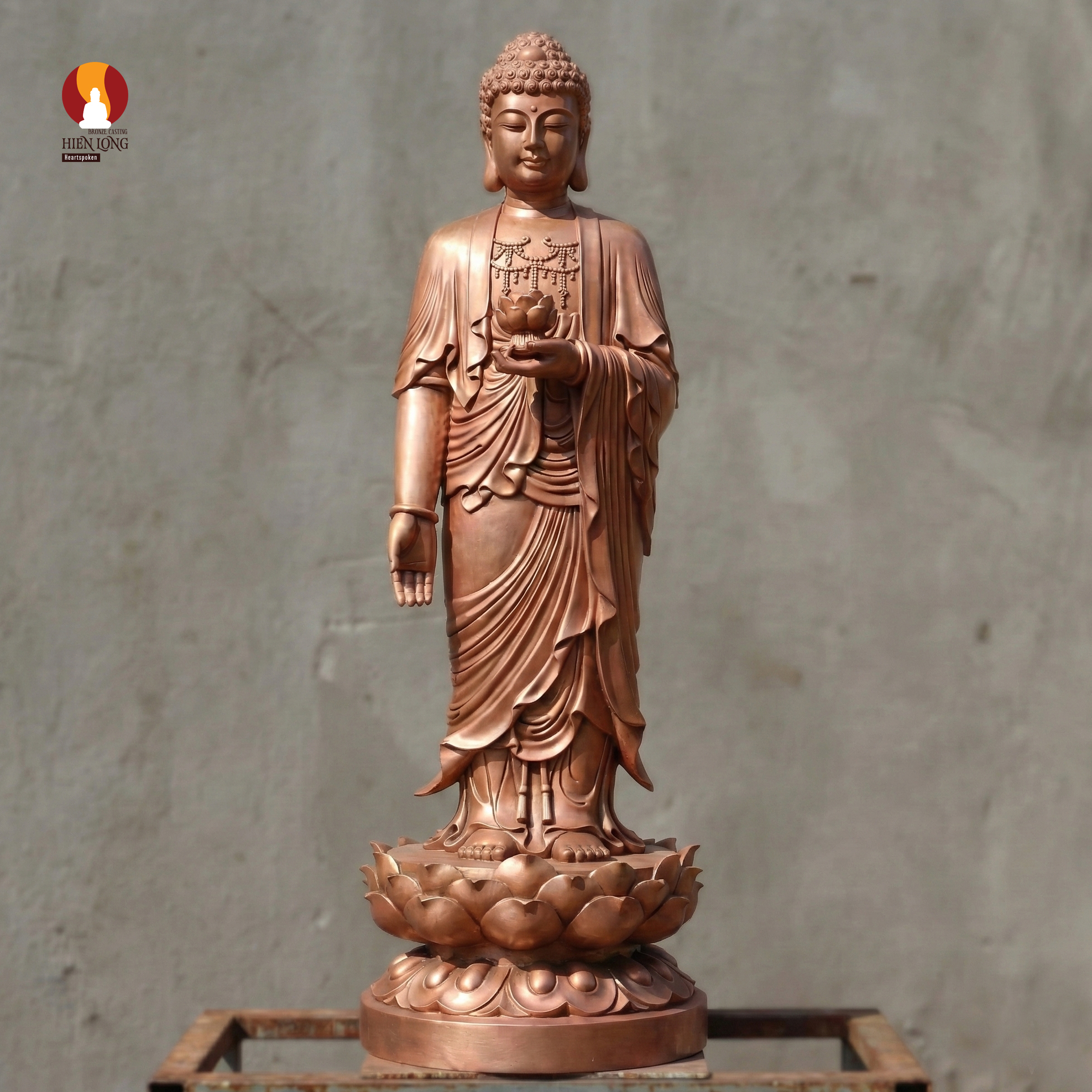 Tượng Phật A Di Đà đứng tiếp dẫn thờ trong Chùa, đồng đỏ phủ sơn bảo vệ