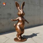 Linh vật thỏ vui vẻ đúc đồng đỏ Happy Bunny - dáng đứng chào đón