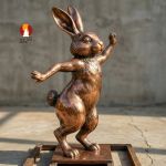 Linh vật thỏ vui vẻ đúc đồng đỏ Happy Bunny - dáng đứng chào đón