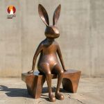 Linh vật thỏ ngồi ghế lắng nghe thấu hiểu - người bạn tâm giao