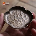 Đế lót tách trà đồng thau dáng hoa Thu Hải Đường, chạm khắc thủ công tinh xảo
