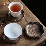 Đế lót tách trà đồng thau dáng hoa Thu Hải Đường, chạm khắc thủ công tinh xảo