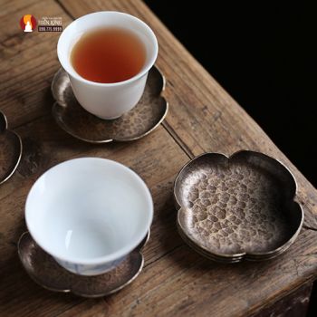 Đế lót tách trà đồng thau dáng hoa Thu Hải Đường, chạm khắc thủ công tinh xảo