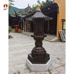 Đèn đồng kiến trúc cổ đặt tại sân Chùa mẫu 1