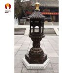 Đèn đồng kiến trúc cổ đặt tại sân Chùa mẫu 1