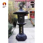 Đèn đồng kiến trúc cổ đặt tại sân Chùa mẫu 1