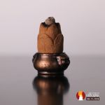 Ban thờ thu nhỏ đầy đủ 9 món để thờ: tượng mạ vàng 24k, ban thờ gỗ, lư hương, bình cắm hoa, chén nước, cốc đèn, trầm, nến