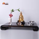 Ban thờ thu nhỏ đầy đủ 9 món để thờ: tượng mạ vàng 24k, ban thờ gỗ, lư hương, bình cắm hoa, chén nước, cốc đèn, trầm, nến