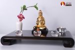 Ban thờ thu nhỏ đầy đủ 9 món để thờ: tượng mạ vàng 24k, ban thờ gỗ, lư hương, bình cắm hoa, chén nước, cốc đèn, trầm, nến