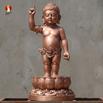 Tượng Phật đản sinh trong Chùa, đồng đỏ phủ sơn bảo vệ