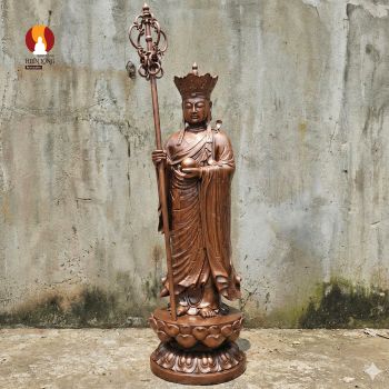 Tượng Địa tạng Bồ tát đứng trong Chùa, đồng đỏ phủ sơn bảo vệ