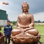 Tượng Phật Thích Ca tọa Thiền áo trễ cổ thờ trong Chùa, đồng đỏ phủ sơn bảo vệ