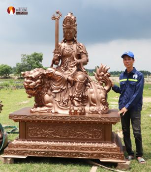 Tượng Văn thù Sư lợi Bồ tát ngồi trên Sư tử đồng đỏ thờ trong chùa phủ sơn bảo vệ