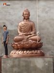 Tượng Phật Thích Ca tọa Thiền áo trễ cổ thờ trong Chùa, đồng đỏ phủ sơn bảo vệ