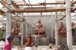 Tượng Văn thù Sư lợi Bồ tát ngồi trên Sư tử đồng đỏ thờ trong chùa phủ sơn bảo vệ